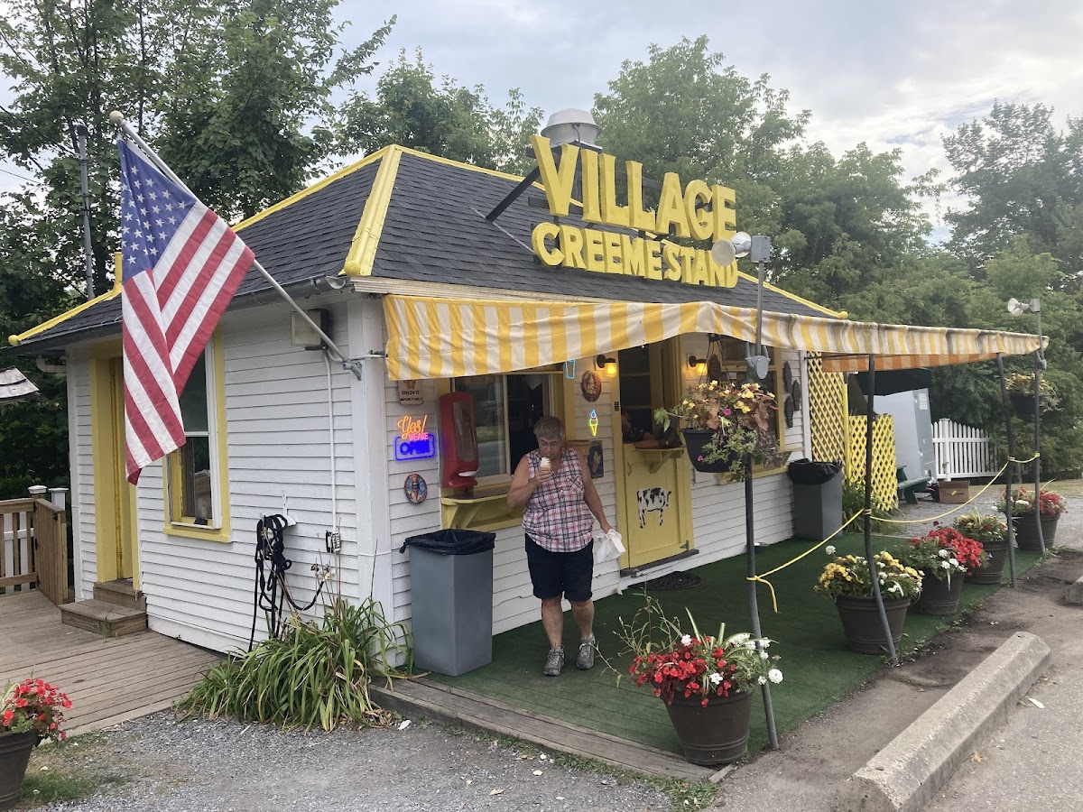 Village Creeme Stand